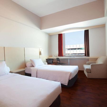 Отель Ibis Mangga Dua Джакарта Экстерьер фото