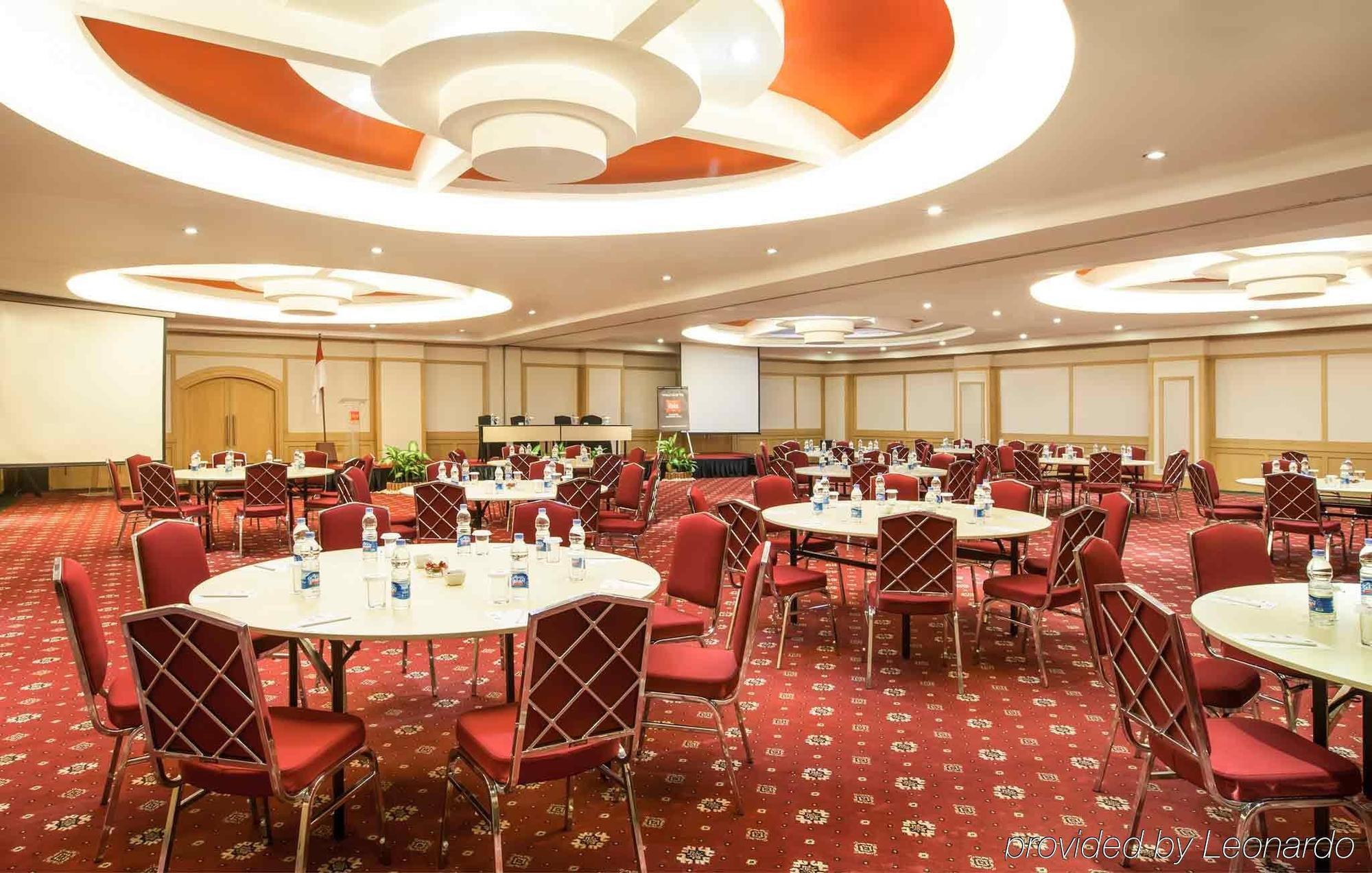 Отель Ibis Mangga Dua Джакарта Экстерьер фото