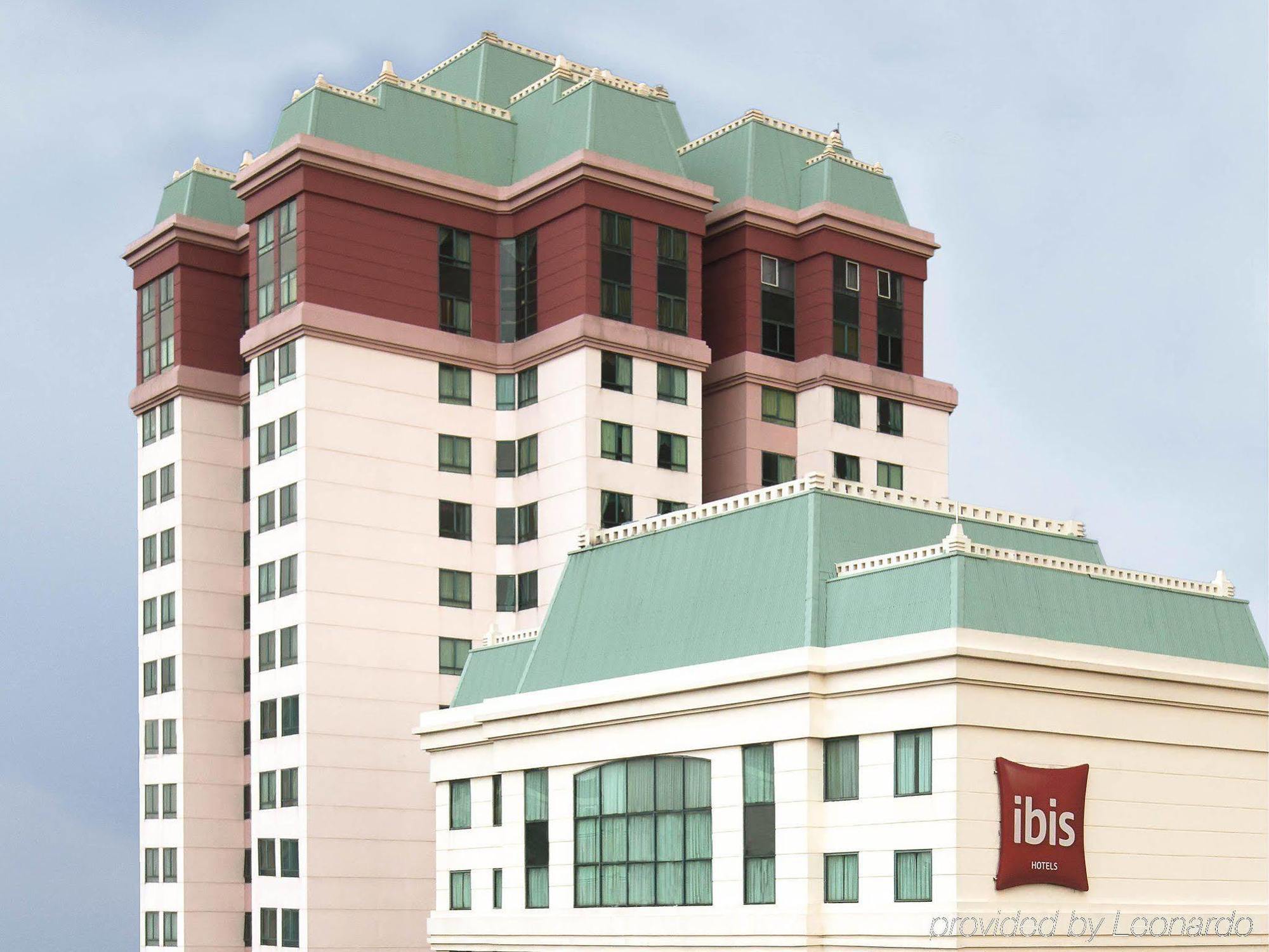 Отель Ibis Mangga Dua Джакарта Экстерьер фото