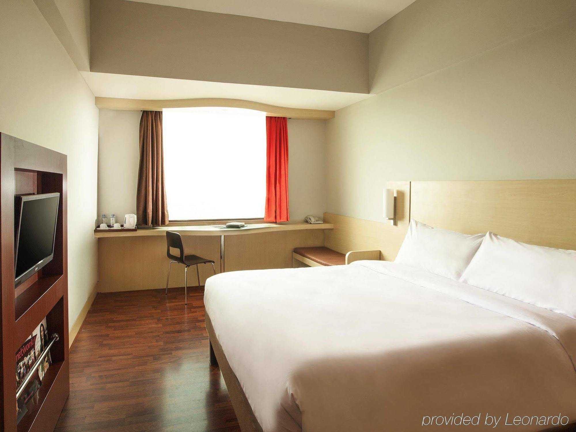 Отель Ibis Mangga Dua Джакарта Экстерьер фото