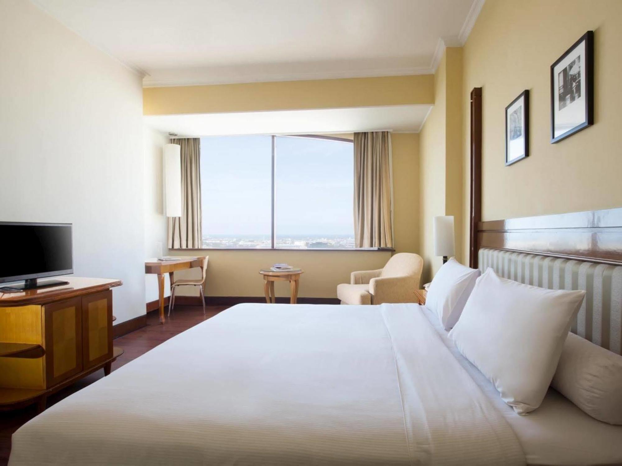 Отель Ibis Mangga Dua Джакарта Экстерьер фото