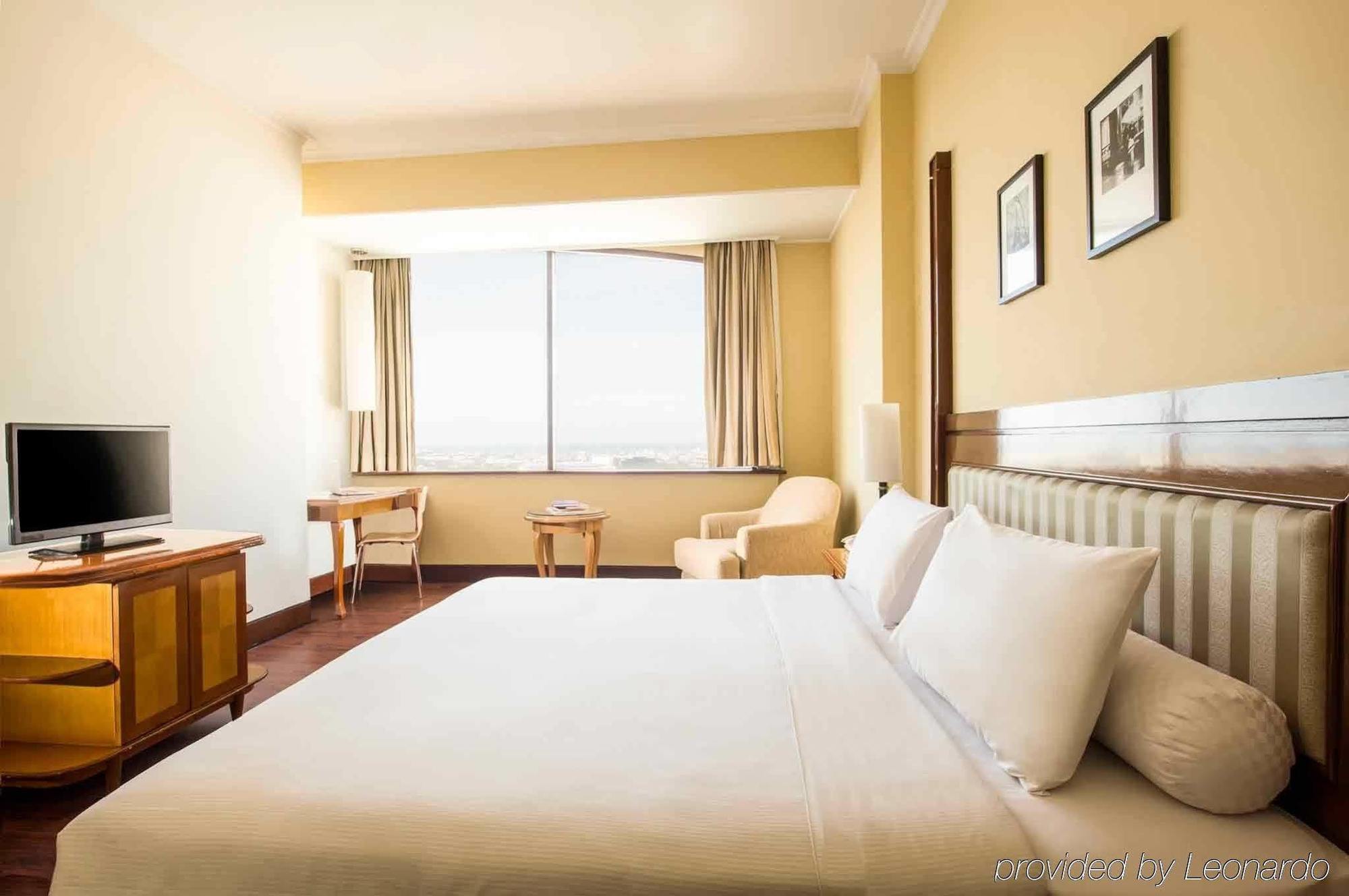 Отель Ibis Mangga Dua Джакарта Экстерьер фото