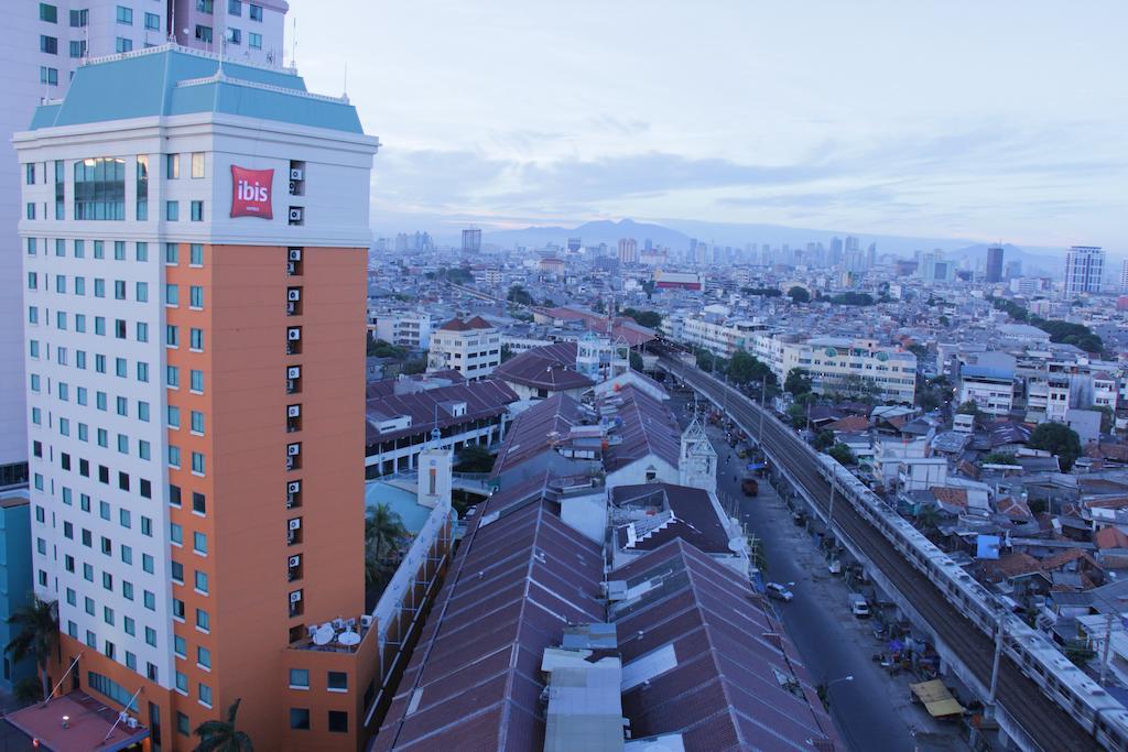 Отель Ibis Mangga Dua Джакарта Экстерьер фото