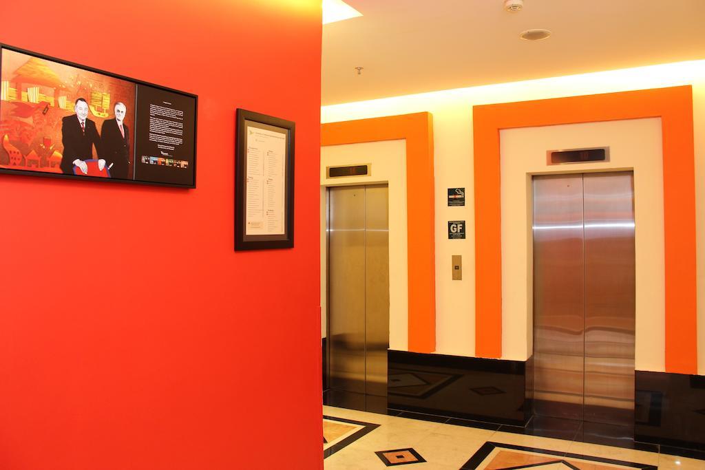 Отель Ibis Mangga Dua Джакарта Экстерьер фото