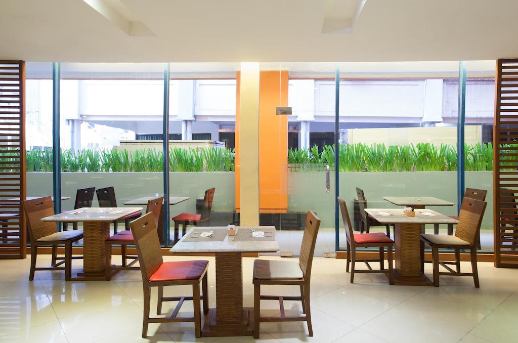 Отель Ibis Mangga Dua Джакарта Экстерьер фото